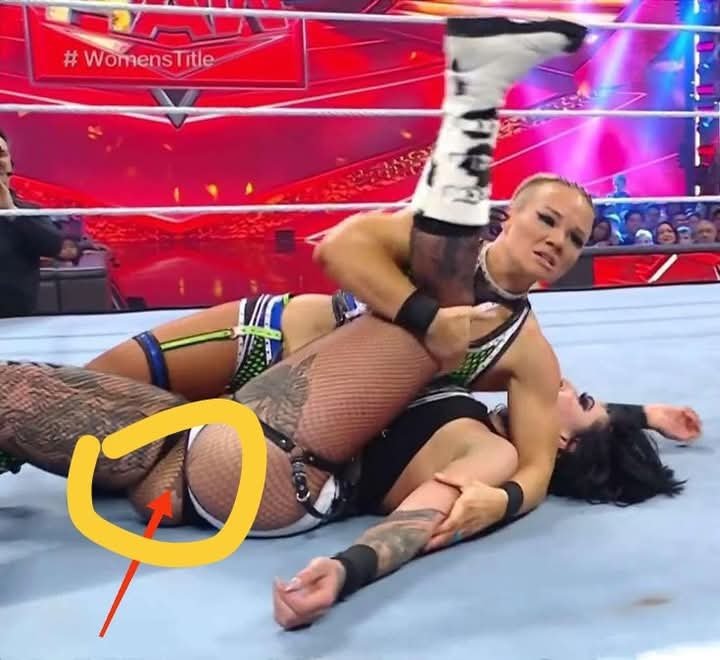 Rhea Ripley’s Wardrobe Malfunction at WWE Live Event: A Champion’s Grace Under Pressure