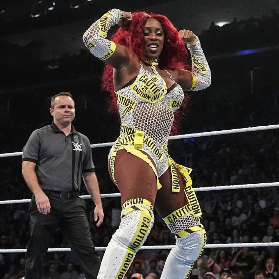 “Naomi’s Hips Took Over the Internet – But Male Fans Can’t Look Away From Her Perfectly Toned Back!